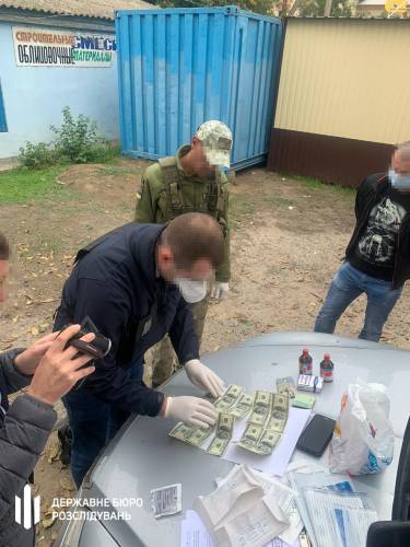 В Белгород-Днестровском пограничник просил тысячу долларов за содействие в контрабанде сигарет  