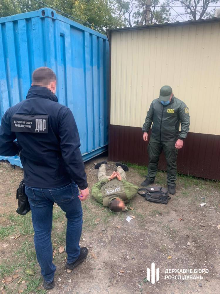 В Белгород-Днестровском пограничник просил тысячу долларов за содействие в контрабанде сигарет  