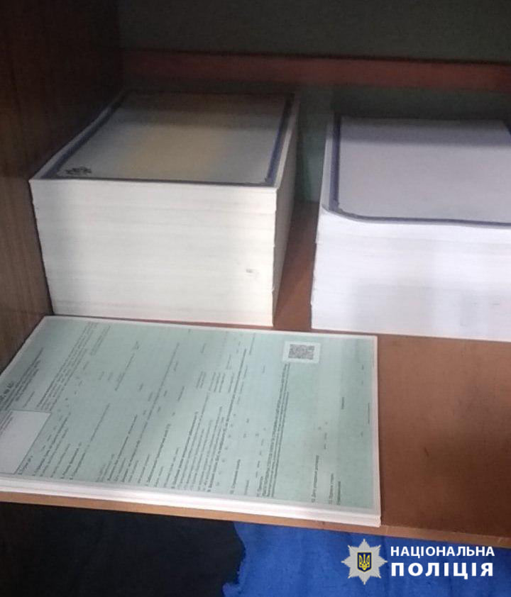В Киеве группа мошенников выдавала поддельные сертификаты на импортируемые автомобили