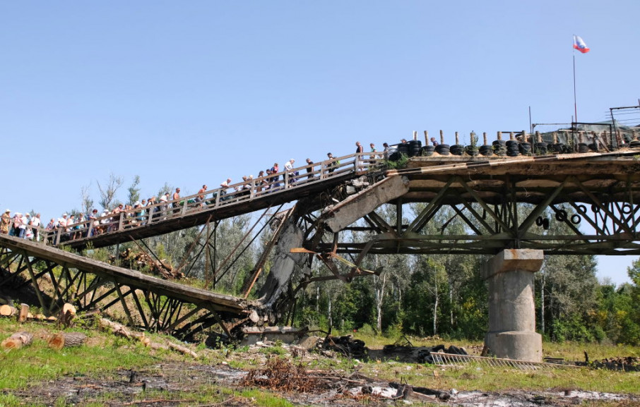 При восстановлении моста в Станице Луганской, который открывал Зеленский, украли 3,4 млн гривен