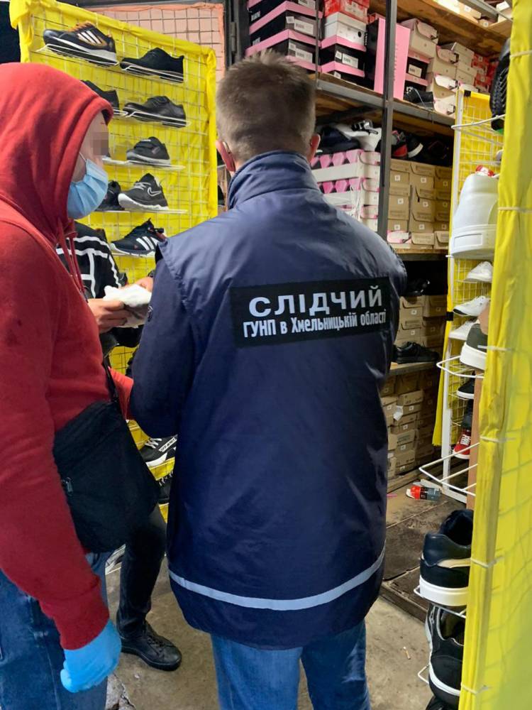 В Хмельницком разоблачили предпринимателей, торговавших поддельной спортивной одеждой известных брендов  