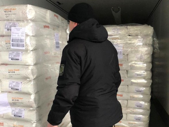 На Волыни задержали грузовик с контрабандным какао на 4,7 млн гривен