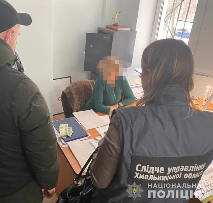 В Хмельницкой области нотариус вымогал взятку у клиента  