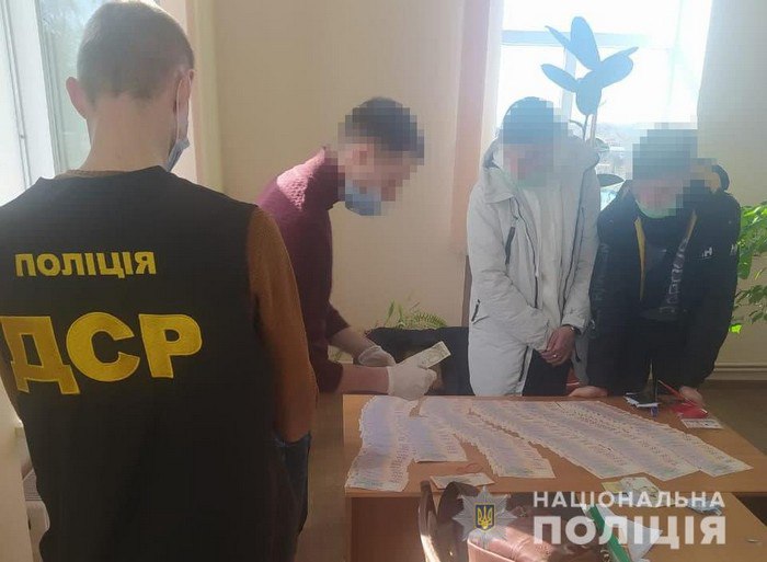 В Сумской области начальника управления горсовета поймали на взятке в 90 тысяч гривен  