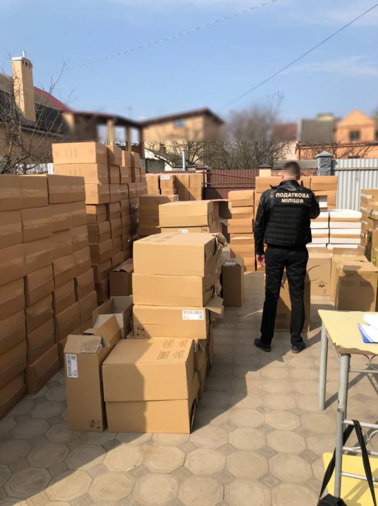 Во Львове нашли крупный подпольный склад сигарет  
