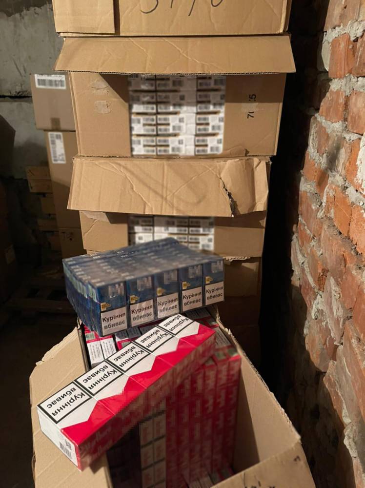 Во Львове нашли крупный подпольный склад сигарет  