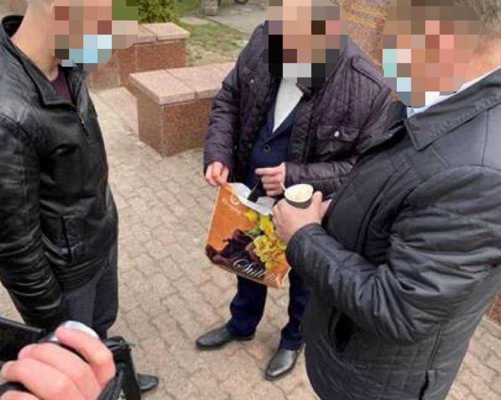 В Черновицкой области директор медучреждения предложил 12 тысяч долларов за свою должность