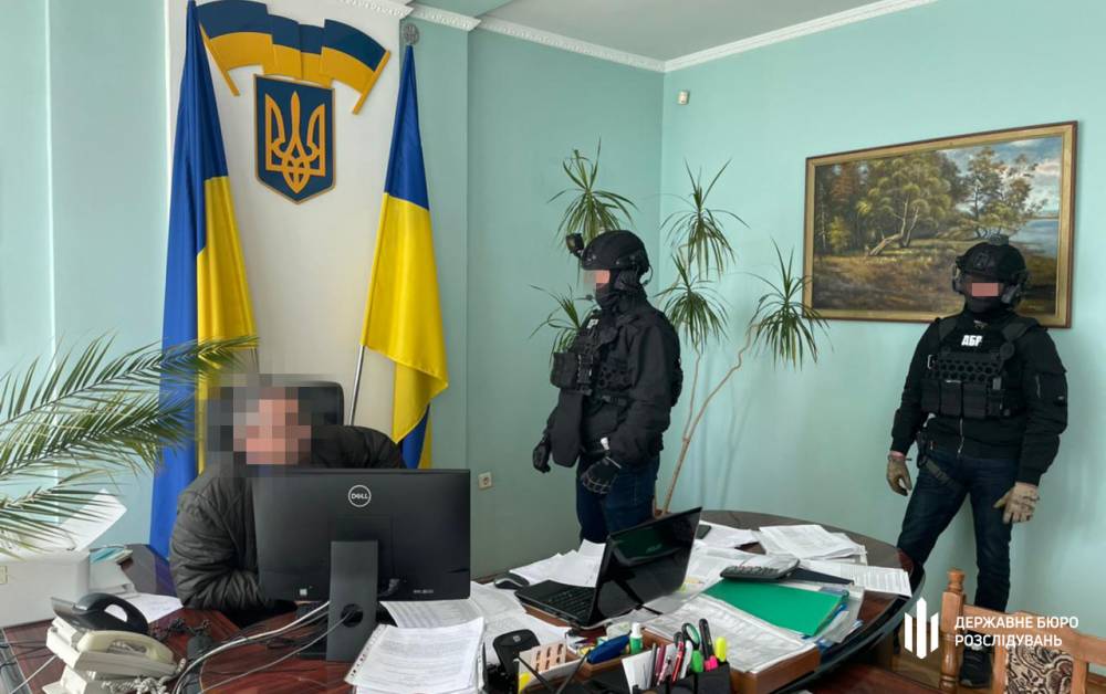 В Винницкой области на взятке в 50 тысяч гривен поймали налоговика  