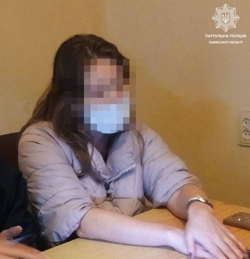 Во Львове пьяная женщина-водитель ударила полицейского