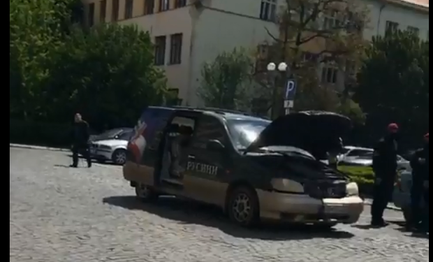 В Ужгороде мужчина поджег свой автомобиль под стенами Закарпатской ОГА  