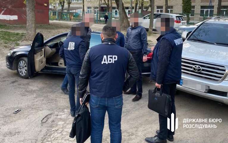 Во Львове участковый получил взятку в три тысячи долларов  
