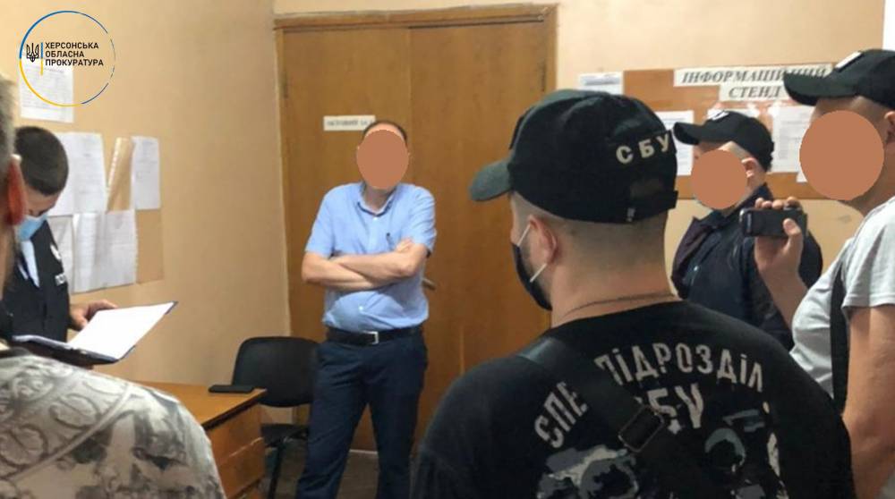 В Херсоне на взятке поймали двух госисполнителей  