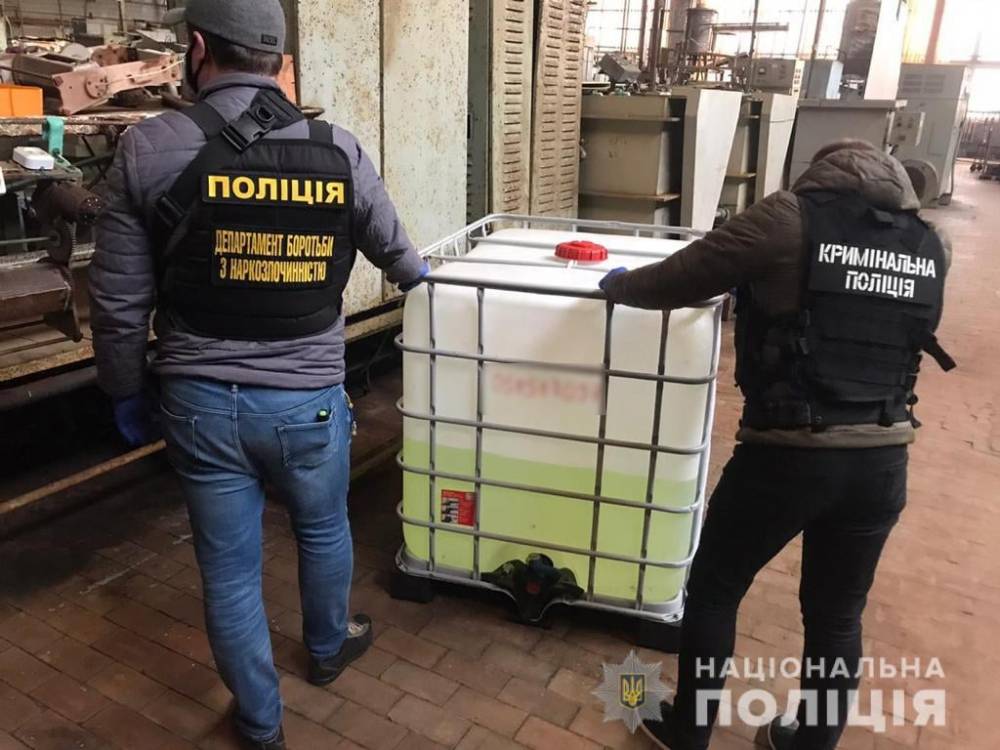 В Хмельницкой области на оборонном предприятия торговали веществами для изготовления наркотиков  