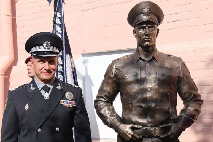 Глава полиции Киевской области на свой день рождения установил личный памятник