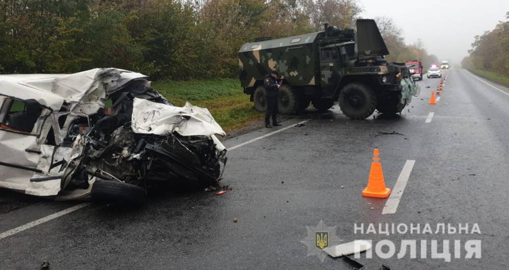 Во Львовской области армейский грузовик столкнулся с легковым авто