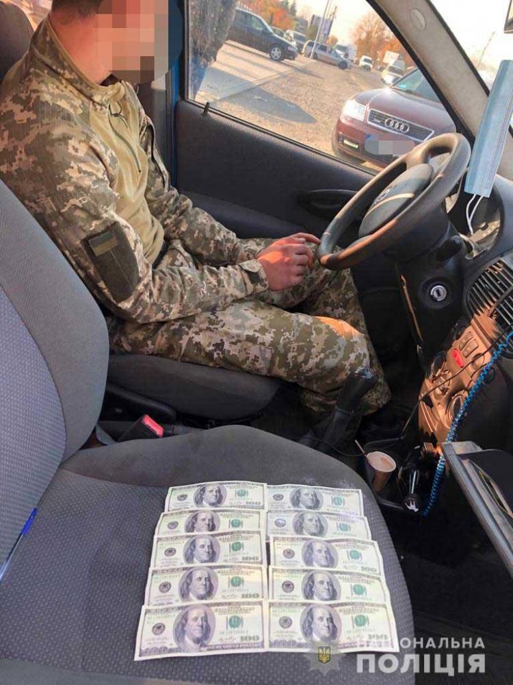 Закарпатский пограничник попался на взятке в тысячу долларов