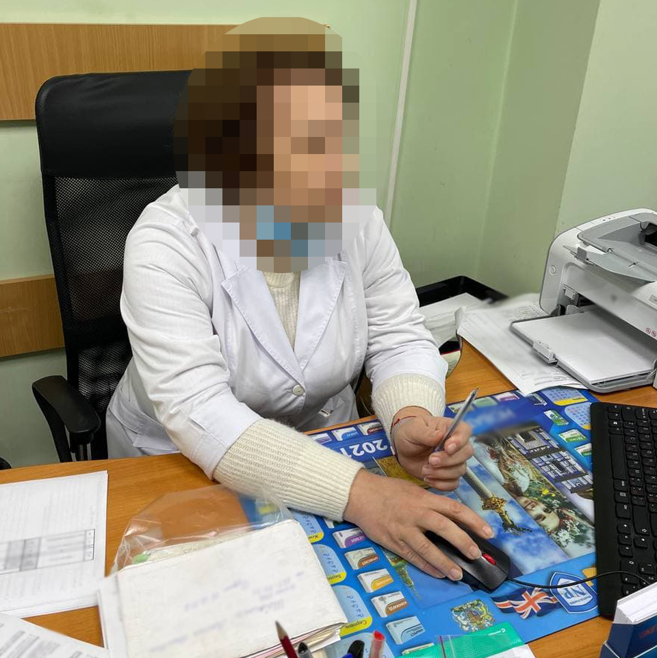 В Киеве полицейский и медик торговали сертификатами о вакцинации
