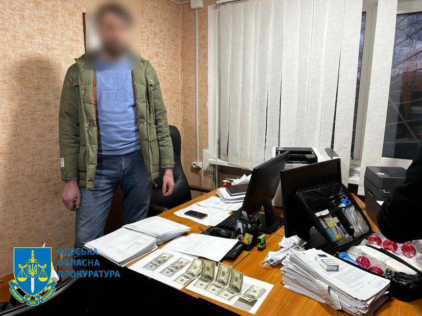 В Одессе госисполнитель пытался передать взятку коллеге