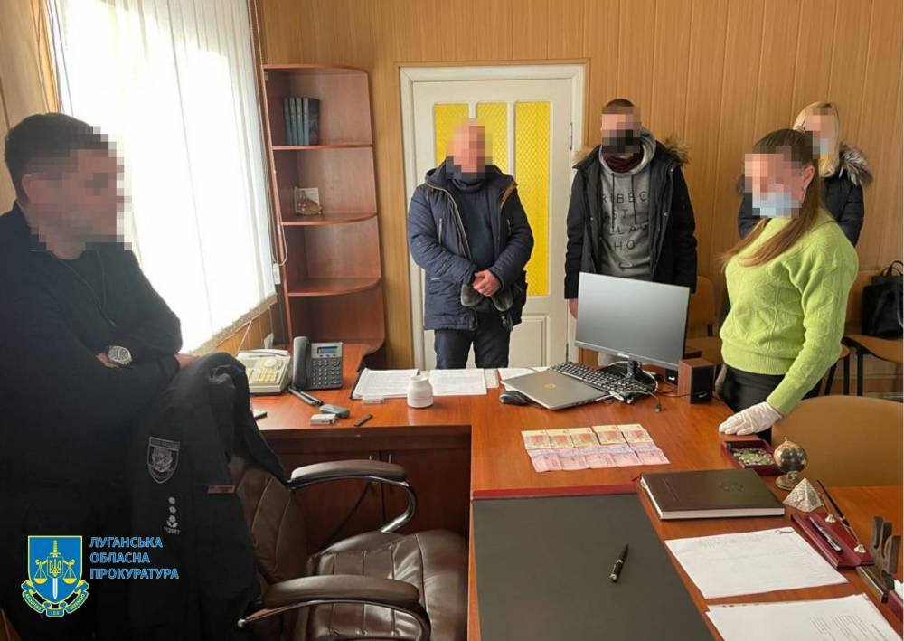 В Рубежном бизнесмен предложил полицейскому ежемесячные «откаты»
