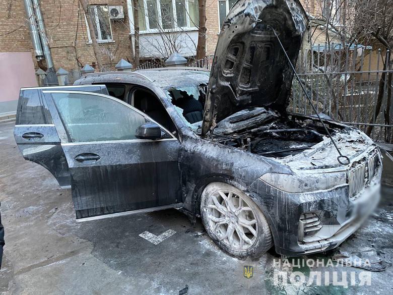 Нацполиция задержала парней, совершивших поджог машины в Киеве  