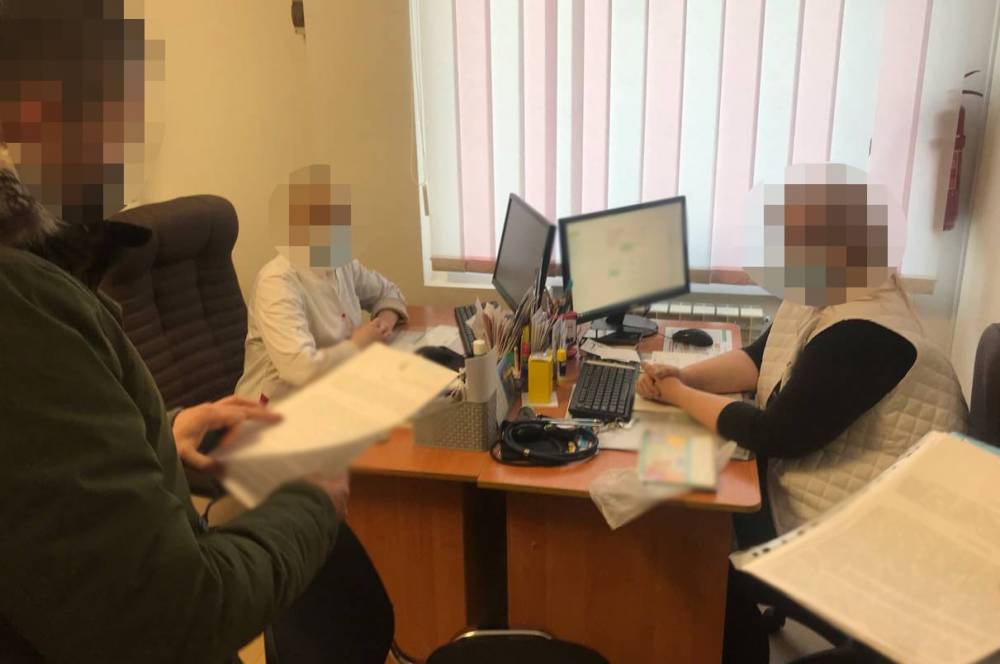 В Киеве медика и таксиста уличили в продаже поддельных COVID-сертификатов  