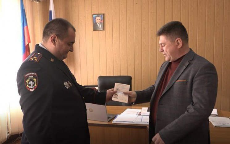 Глава Станично-Луганской райадминистрации получил «паспорт ЛНР»