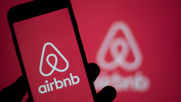 Пользователи Airbnb массово бронируют жилье в Украине, чтобы поддержать граждан