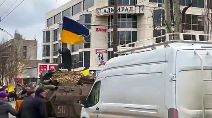 Российские захватчики покинули центр Херсона из-за протестов местного населения