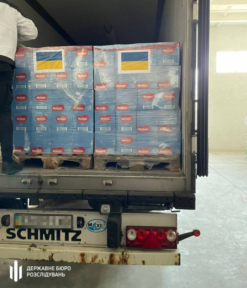 Под видом гуманитарки в Украину пытались ввезти 10 тонн брендовой одежды