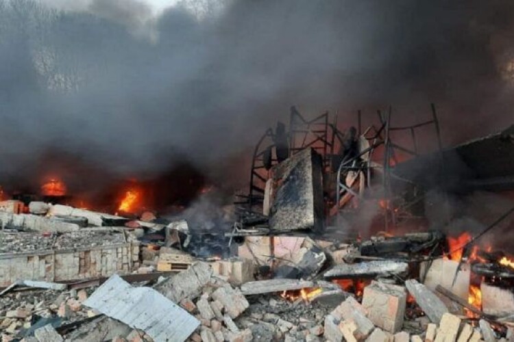 В результате авиаудара в Макарове разрушен хлебзавод