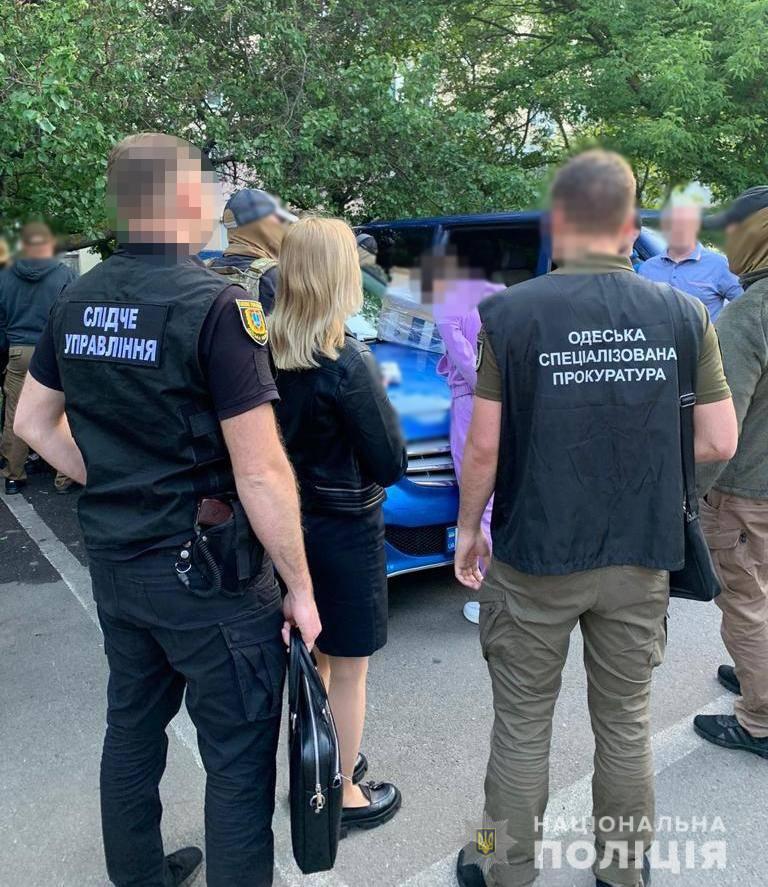 В Одессе боец теробороны торговали гуманитарными грузами  