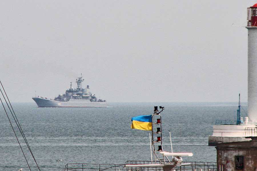 Украинца накажут за фотографии десантного корабля ВСУ