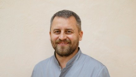 В Черновцах главврач областной больницы присвоил 5 автомобилей скорой помощи  