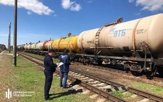 Суд арестовал 51 белорусский вагон с топливом для компании Медведчука  