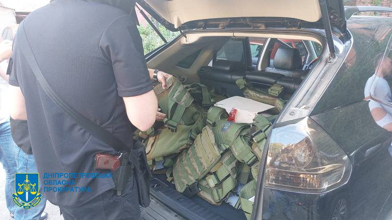 В Днепре волонтер наладил торговлю бронежилетами  