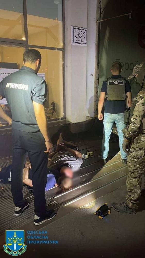 В Одессе работник миграционной службы помогал военнообязанным скрываться от мобилизации