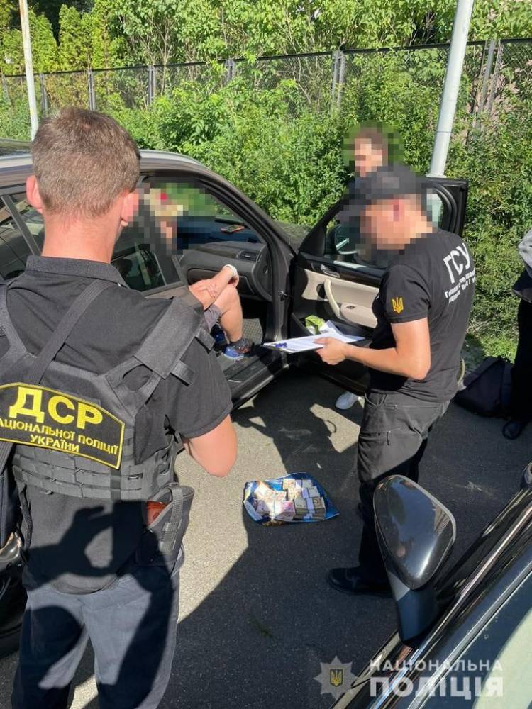 В Киеве мужчину поймали на незаконной торговле военной амуницией  