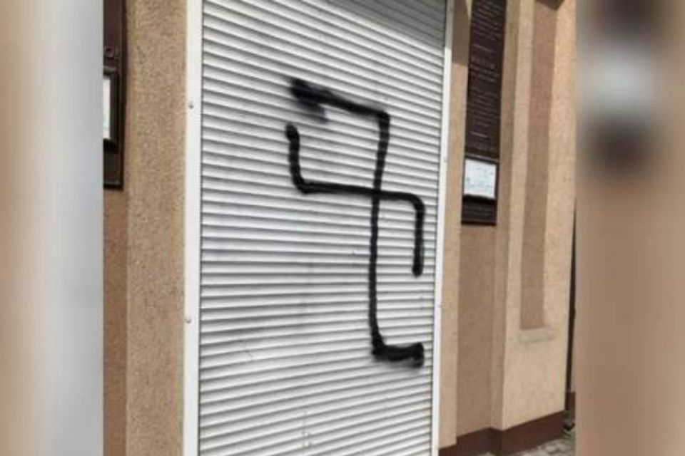 У Хмельницькому хлопця засудили за малювання свастики на синагозі