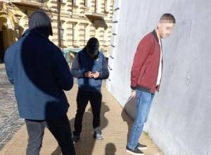 У Києві керівник громадської організації переправляв людей за кордон  