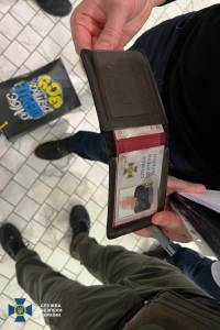 У Києві шахрай під виглядом офіцера СБУ отримав 250 тисяч доларів  