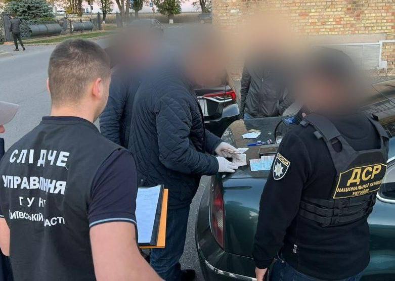 В Київській області комунальники за хабарі надавали техніку в оренду  