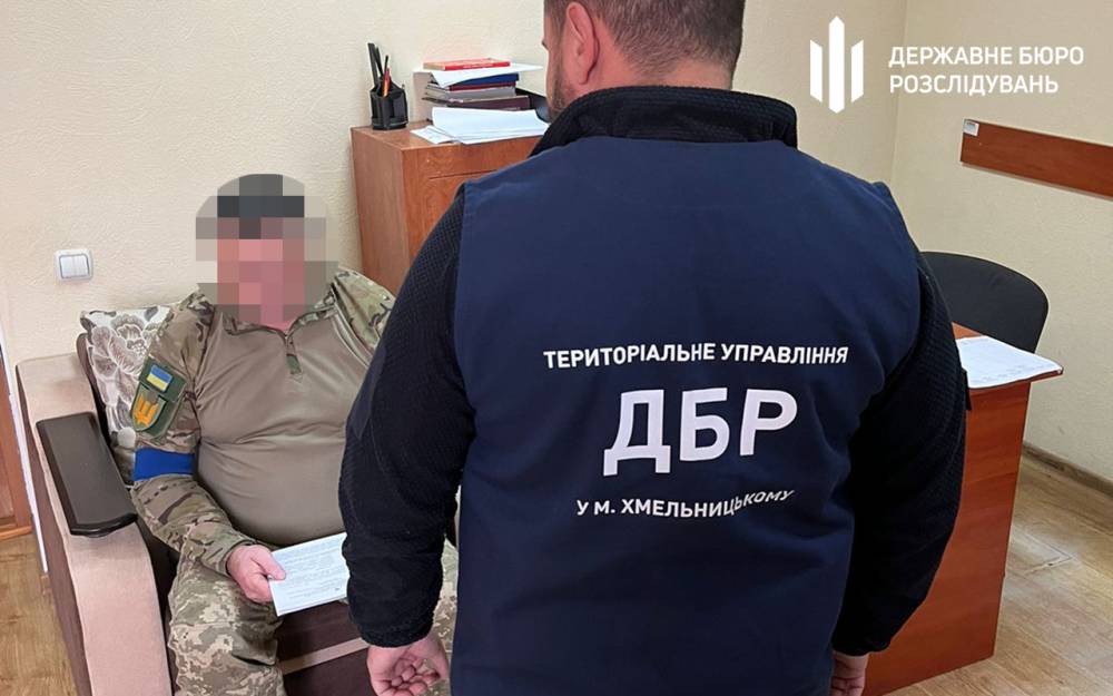 В Хмельницькій області керівник підрозділу ДМС за хабарі робив паспорти росіянам
