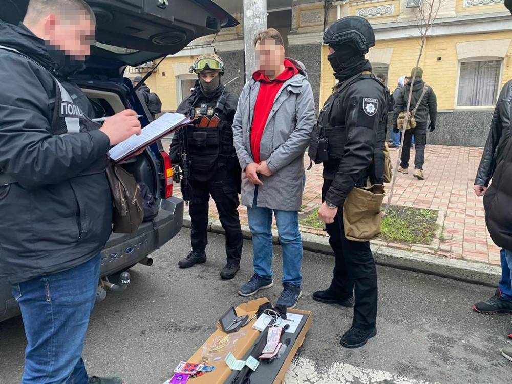 На Київщини двох мешканців викрито на збуті зброї