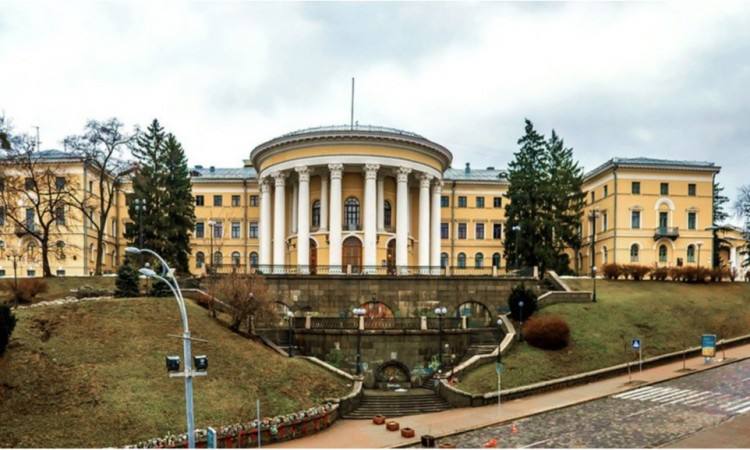 Експосадовці Київської мерії незаконно передали профспілкам «Жовтневий палац»