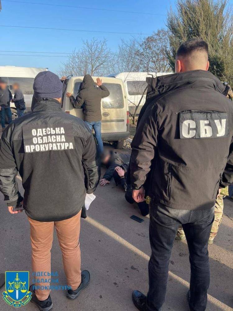 Одеський митник заради хабаря не пускав іноземців до Молдови  