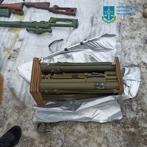 На Житомирщині у чоловіка вилучили велику партію зброї  