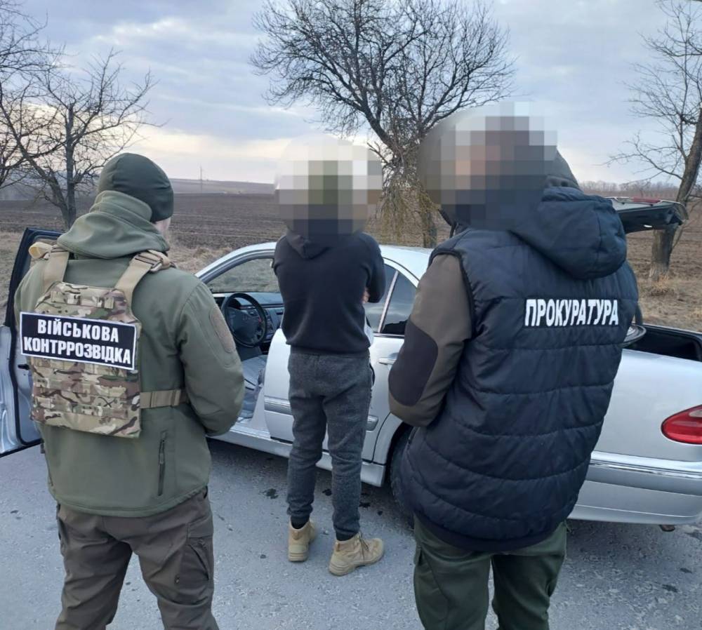 Мешканець Чернівців брав гроші за переправлення чоловіків призовного віку  