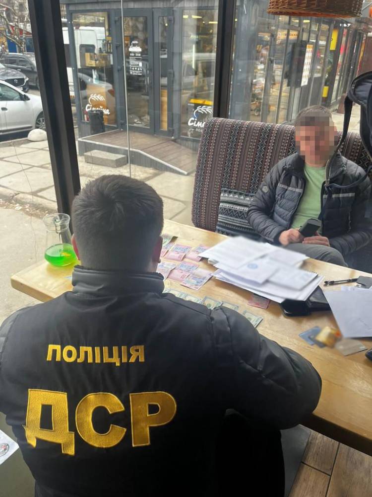 У Києві директор парку вимагав гроші за розміщення пункту незламності