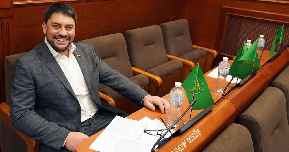 Депутат Київради, обвинувачений у хабарництві, втік за кордон