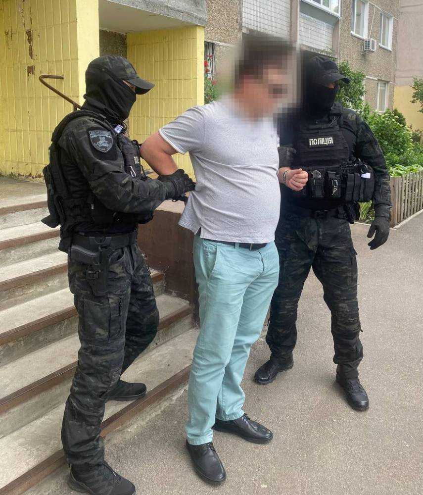 У Києві поліцейський за гроші обіцяв закрити кримінальну справу  